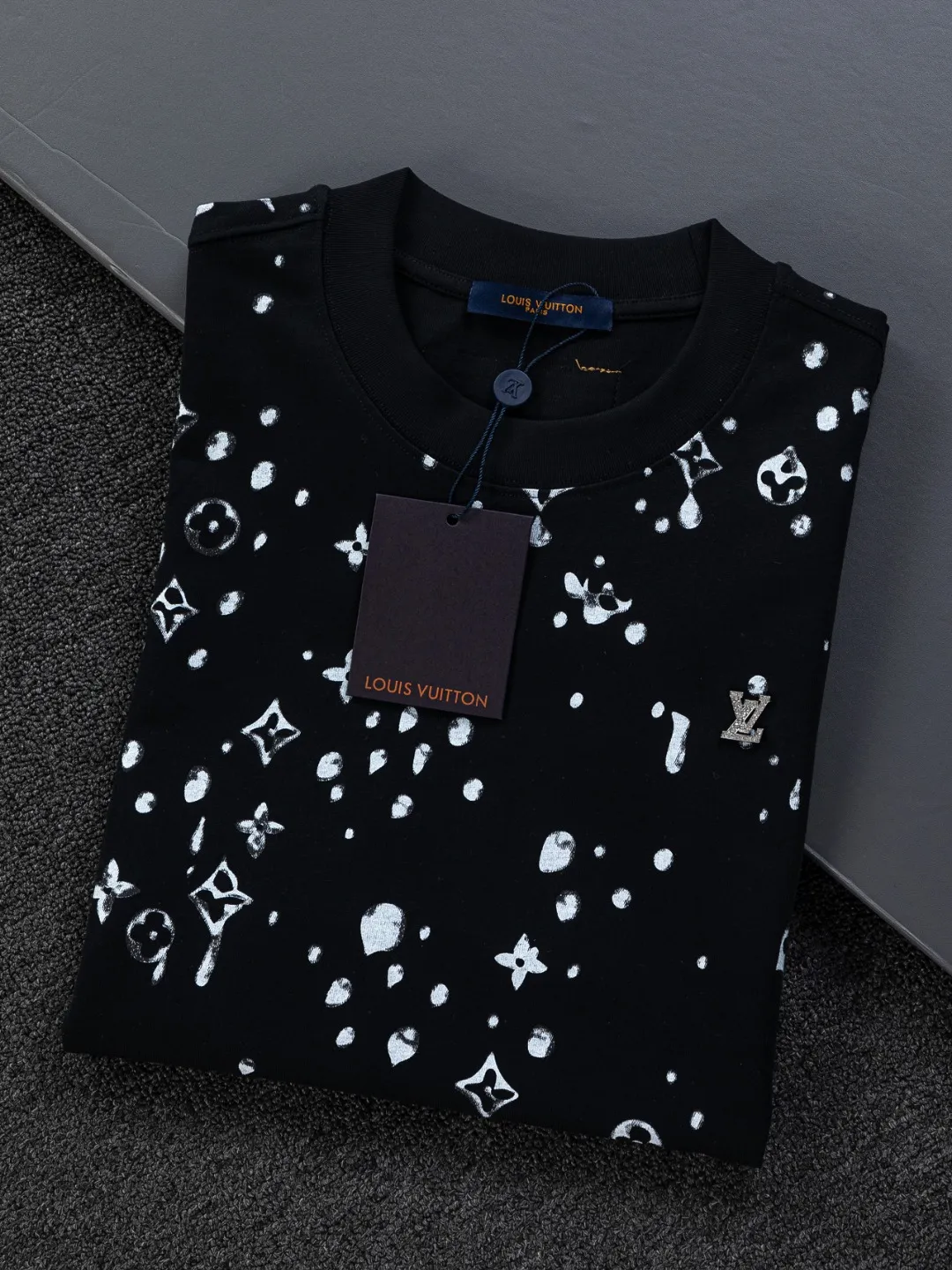 🅿️200 Louis Vuitton 1V LV lv slightly wide version S-XL LV 26ss new products are available at counters simultaneously. Multiple craftsmanship. Gold thread jacquard checkerboard letters on the chest🪡 embroidery. Round neck short-sleeved T-shirt, same style for men and women! Consigned to one-to-one creation. Synchronized with the official website, pure cotton fabrics at the counter! It is close to the skin and comfortable, durable and easy to wear. It has a classic and simple logo design and meticulous original craftsmanship. Short-sleeves, a must-have item for men, do not appear to be the same for the general public, but must be unique and eye-catching. This LV short-sleeve is all about quality, comfort, the same shape and fashion as always, including fabrics and cutting techniques. All of them have been made with great effort! 320 grams of washed pure cotton fabric, pure cotton is breathable, very refreshing and comfortable for daily wear. The rib knitting on the neckline is smooth and tight, and the neckline will not be skewed if you toss it at will. The loose version, you will find that it looks really good on the upper body. The overall is minimalist and neat, super versatile for daily use! Pair it casually with a pair of pants for a youthful look. A T-shirt will make your outfit crazy. It is a fashionable item that can never go wrong! Color: Black White Size: S-XL Size chart: S: Shoulder width 50-Bust 56-Length 70 M: Shoulder width 52-Bust 57-Length 72 L: Shoulder width 54-Bust 59-Length 74 XL: Shoulder width 56-Bust 62-Length 76